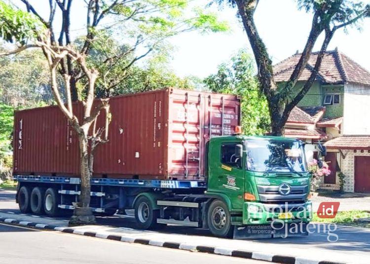 Mulai 1 Juni 2026 Truk ODOL Dilarang Masuk Tol, Sopir: Kami Bisa Tekor 25 ILUSTRASI: Truk melintas jalan lingkar selatan (JLS) Salatiga, Jumat, 22 Mei 2026. (Angga Rosa/Lingkarjateng.id)