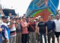 Para nelayan, pengusaha perikanan, dan anak buah kapal menyampaikan aspirasi terkait harga solar industri kepada anggota Komisi IV DPR RI, Rohmin Dahuri, di Dermaga Bendar, Juwana pada Sabtu, 16 Mei 2026 siang. (dok for Lingkarjateng.id)