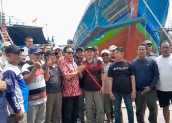 Para nelayan, pengusaha perikanan, dan anak buah kapal menyampaikan aspirasi terkait harga solar industri kepada anggota Komisi IV DPR RI, Rokhmin Dahuri, (berbatik merah) di Dermaga Bendar, Juwana pada Sabtu, 16 Mei 2026 siang. (dok for Lingkarjateng.id)