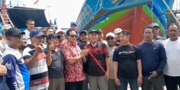 Nelayan di Pati Bakal Konvoi ke Jakarta Jika Harga Solar Industri Tidak Turun 2 Para nelayan, pengusaha perikanan, dan anak buah kapal menyampaikan aspirasi terkait harga solar industri kepada anggota Komisi IV DPR RI, Rokhmin Dahuri, (berbatik merah) di Dermaga Bendar, Juwana pada Sabtu, 16 Mei 2026 siang. (dok for Lingkarjateng.id)