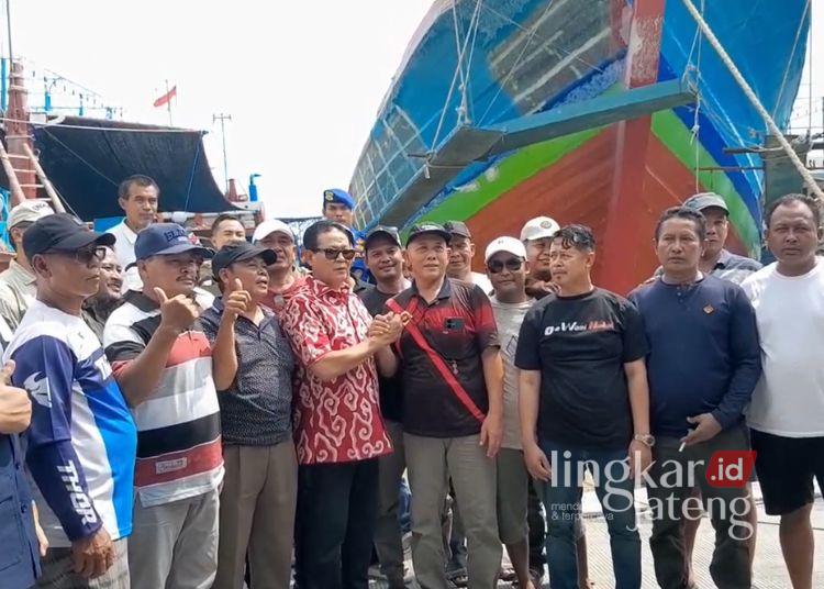 Nelayan di Pati Bakal Konvoi ke Jakarta Jika Harga Solar Industri Tidak Turun 25 Para nelayan, pengusaha perikanan, dan anak buah kapal menyampaikan aspirasi terkait harga solar industri kepada anggota Komisi IV DPR RI, Rokhmin Dahuri, (berbatik merah) di Dermaga Bendar, Juwana pada Sabtu, 16 Mei 2026 siang. (dok for Lingkarjateng.id)