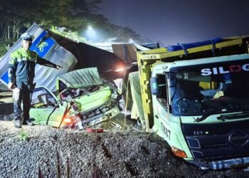 RINGSEK: Dua truk mengalami rusak berat setelah bertabrakan di jalur penyelamat JLS Salatiga, Selasa, 19 Mei 2026 malam. (Dok.Humas Polres Salatiga/Lingkarjateng.id)