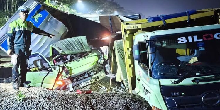 RINGSEK: Dua truk mengalami rusak berat setelah bertabrakan di jalur penyelamat JLS Salatiga, Selasa, 19 Mei 2026 malam. (Dok.Humas Polres Salatiga/Lingkarjateng.id)