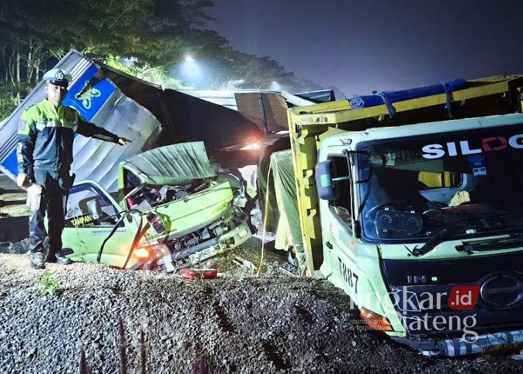 Ngeri! 2 Truk Rem Blong Tabrakan di Jalur Penyelamat JLS Salatiga 25 RINGSEK: Dua truk mengalami rusak berat setelah bertabrakan di jalur penyelamat JLS Salatiga, Selasa, 19 Mei 2026 malam. (Dok.Humas Polres Salatiga/Lingkarjateng.id)