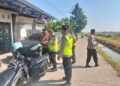 Petugas kepolisian melakukan olah TKP penemuan bayi di Dusun Kedungwungu, Desa Kedunggading, Kecamatan Ringinaruman, Kabupaten Kendal, Rabu, 13 Mei 2026. (Humas Polres Kendal/Lingkarjateng.id)