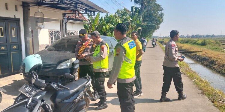 Petugas kepolisian melakukan olah TKP penemuan bayi di Dusun Kedungwungu, Desa Kedunggading, Kecamatan Ringinaruman, Kabupaten Kendal, Rabu, 13 Mei 2026. (Humas Polres Kendal/Lingkarjateng.id)