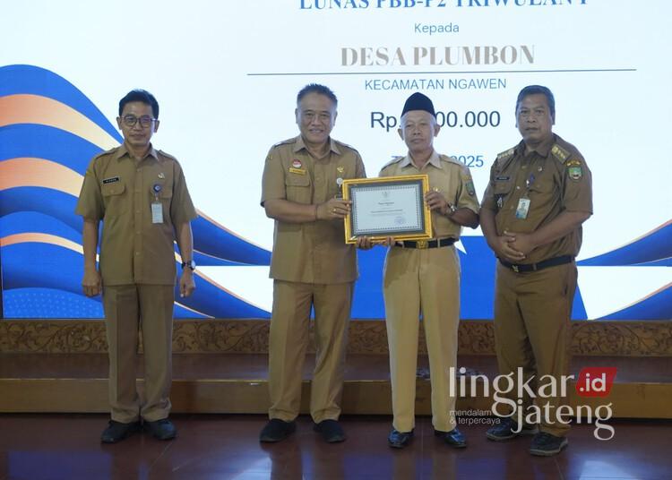 Lunas PBB-P2, 37 Desa di Blora Dapat Apresiasi Bantuan Keuangan 25 Kegiatan Penyerahan Penghargaan Desa Lunas PBB-P2 Tercepat Triwulan I Tahun 2026 dan Evaluasi Realisasi PBB-P2 Tahun 2026 yang berlangsung di Pendopo Kabupaten Blora, Selasa, 26 Mei 2026. (Eko Wicaksono/Lingkarjateng.id)