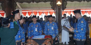 Bupati Jepara, Witiarso Utomo, saat melantik PNS formasi tahun 2024 di Pendopo R.A. Kartini Jepara, Rabu, 6 Mei 2026. (Tomi Budianto/Lingkarjateng.id)