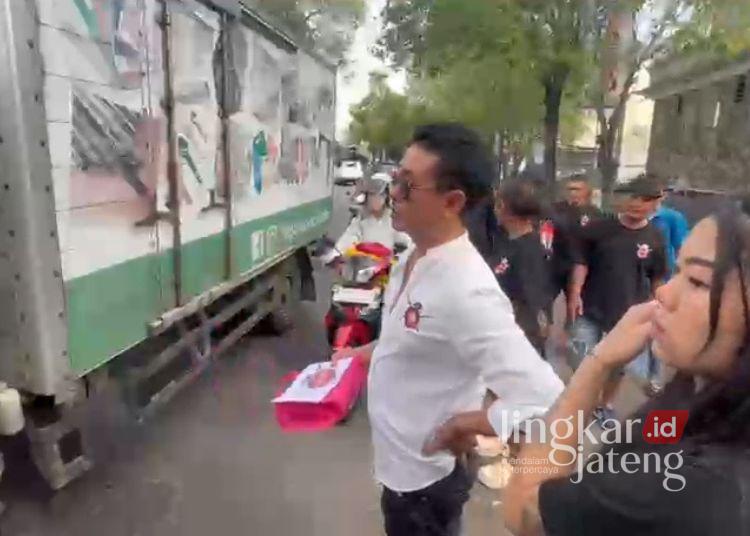 Jumat Berkah, Ratusan Anggota Yakusa Pati Turun ke Jalan Bagikan Nasi Kotak 25 Yakusa Pati membagikan nasi kota ke pengguna jalan Jumat, 22 Mei 2026. (Dok. Pribadi/Lingkarjateng.id)
