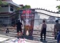 Hari Anti Tambang di Pati, Spanduk Bergambar Kapolresta Dibakar Massa 34 Massa dari AMPB membakar spanduk bergambar wajah Kapolresta Pati Kombes Pol Jaka Wahyudi di depan Kantor Sekretariat Daerah (Setda) Pati, pada peringatan Hari Anti Tambang Jumat, 29 Mei 2026. (Dok. Lingkarjateng Group Network)
