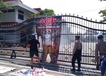 Massa dari AMPB membakar spanduk bergambar wajah Kapolresta Pati Kombes Pol Jaka Wahyudi di depan Kantor Sekretariat Daerah (Setda) Pati, pada peringatan Hari Anti Tambang Jumat, 29 Mei 2026. (Dok. Lingkarjateng Group Network)