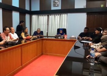 Tuntutan JMPPK Soal Tambang, Pj Sekda Pati Dorong Tindak Lanjut Audit Inspektorat ke Pemprov 25 Penjabat (Pj) Sekretaris Daerah Kabupaten Pati, Siti Subiati melakukan audiensi dengan Jaringan Masyarakat Peduli Pegunungan Kendeng (JMPPK) di Kantor Setda Pati, Jumat, 29 Mei 2026. (Lingkarjateng Group Network)