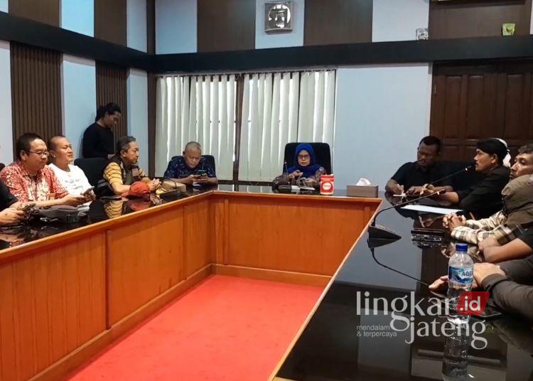 Tuntutan JMPPK Soal Tambang, Pj Sekda Pati Dorong Tindak Lanjut Audit Inspektorat ke Pemprov 25 Penjabat (Pj) Sekretaris Daerah Kabupaten Pati, Siti Subiati melakukan audiensi dengan Jaringan Masyarakat Peduli Pegunungan Kendeng (JMPPK) di Kantor Setda Pati, Jumat, 29 Mei 2026. (Lingkarjateng Group Network)