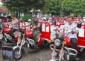 Plt Bupati Pekalongan Sukirman mencoba kendaraan roda tiga untuk Koperasi Desa Merah Putih pada Rabu, 6 Mei 2026. (Fahri Akbar/Lingkarjateng.id)
