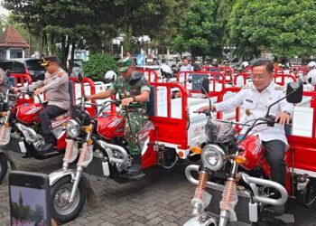 Plt Bupati Pekalongan Sukirman mencoba kendaraan roda tiga untuk Koperasi Desa Merah Putih pada Rabu, 6 Mei 2026. (Fahri Akbar/Lingkarjateng.id)