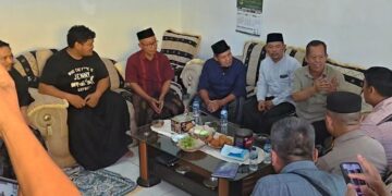 Forkopimda Kabupaten Pekalongan saat mediasi dengan pihak Padepokan Padang Ati di Kecamatan Buaran, Kamis, 28 Mei 2026. Pertemuan ini dihadiri Ketua DPRD, Sekda, Kapolsek Buaran, Kemenag, dan pihak terkait lainnya membahas penanganan santri serta tindak lanjut pascapenangkapan salah satu tokoh padepokan terkait dugaan kasus pencabulan. (Fahri Akbar/Lingkarjateng.id)