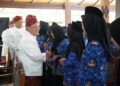 Wakil Bupati Grobogan, Sugeng Prasetyo, saat memberikan selamat kepada CPNS Grobogan yang dilantik menjadi PNS di Pendopo Kabupaten Grobogan, Senin, 4 Mei 2026. (Mohammad Fahtur Rohman/Lingkarjateng.id)