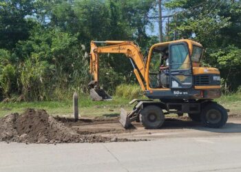 Usai Dikeluhkan Warga, Pemkot Semarang Bersihkan Ceceran Tanah di Jalan Yos Sudarso