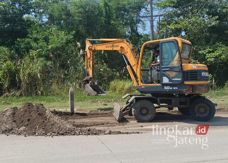 Usai Dikeluhkan Warga, Pemkot Semarang Bersihkan Ceceran Tanah di Jalan Yos Sudarso 25 Alat berat dikerahkan untuk membersihkan ceceran tanah di Jalan Arteri Yos Sudarso, tepatnya di depan akses masuk kawasan Cipta, Kelurahan Bandarharjo, Kecamatan Semarang Utara, Kota Semarang, Selasa, 12 Mei 2026. (Syahril Muadz/Lingkarjateng.id)