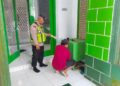 Petugas kepolisian melakukan olah TKP pembobolan kotak amal di Makam Wali Desa Kayugeritan, Kecamatan Karanganyar, Kabupaten Pekalongan, Minggu, 17 Mei 2026. (Polres Pekalongan/Lingkarjateng.id)