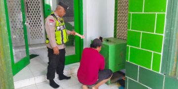 Petugas kepolisian melakukan olah TKP pembobolan kotak amal di Makam Wali Desa Kayugeritan, Kecamatan Karanganyar, Kabupaten Pekalongan, Minggu, 17 Mei 2026. (Polres Pekalongan/Lingkarjateng.id)