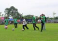 Pelaksana tugas Bupati Pekalongan Sukirman menendang bola saat membuka turnamen sepak bola Silirejo Cup di Lapangan Desa Silirejo, Kecamatan Tirto, Kabupaten Pekalongan pada Senin, 4 Mei 2026. (Fahri Akbar/Lingkarjateng.id)