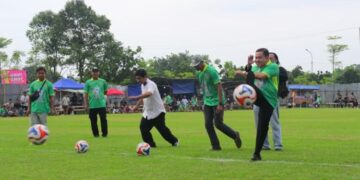 Pelaksana tugas Bupati Pekalongan Sukirman menendang bola saat membuka turnamen sepak bola Silirejo Cup di Lapangan Desa Silirejo, Kecamatan Tirto, Kabupaten Pekalongan pada Senin, 4 Mei 2026. (Fahri Akbar/Lingkarjateng.id)