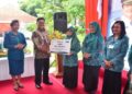 Pemkot Salatiga Ajak Kader PKK Perkuat Peran Keluarga dalam Pembangunan 34 Wali Kota Salatiga Robby Hernawan menyerahkan hadiah lomba menghias tumpeng kepada perwakilan TP PKK Kelurahan dalam peringatan Hari Kesatuan Gerak (HKG) PKK di halaman rumah dinas wali kota, Kamis, 21 Mei 2026. (Prokompim Setda Salatiga/Lingkarjateng.id)
