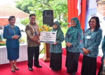 Wali Kota Salatiga Robby Hernawan menyerahkan hadiah lomba menghias tumpeng kepada perwakilan TP PKK Kelurahan dalam peringatan Hari Kesatuan Gerak (HKG) PKK di halaman rumah dinas wali kota, Kamis, 21 Mei 2026. (Prokompim Setda Salatiga/Lingkarjateng.id)