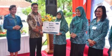 Pemkot Salatiga Ajak Kader PKK Perkuat Peran Keluarga dalam Pembangunan 10 Wali Kota Salatiga Robby Hernawan menyerahkan hadiah lomba menghias tumpeng kepada perwakilan TP PKK Kelurahan dalam peringatan Hari Kesatuan Gerak (HKG) PKK di halaman rumah dinas wali kota, Kamis, 21 Mei 2026. (Prokompim Setda Salatiga/Lingkarjateng.id)
