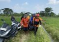 Proses Evakuasi korban tenggelam di Sungai Serang, Desa Terkasi, Kecamatan Godong, Kabupaten Grobogan, pada Selasa, 5 Mei 2026. (Mohammad Fahtur Rohman/Lingkarjateng.id)