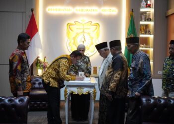 Kepala Badan Kesbangpol Kendal, Alfebian Yulando, menandatangani NPHD Pemkab dan PCNU Kendal untuk pembangunan RSNU di Ruang Kerja Bupati, Kamis, 7 Mei 2026. (Anik Kustiani/Lingkarjateng.id)