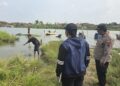 Warga menunjukkan lokasi penemuan jasad bayi di tepi Sungai Serang, Desa Kedung Malang, Kecamatan Kedung, Kabupaten Jepara, Selasa, 5 Mei 2026. (Tomi Budianto/Lingkarjateng.id)