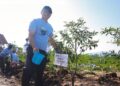 Gubernur Jawa Tengah Ahmad Luthfi menanam pohon di lokasi tambang CV Jati Kencana, Desa Kandangan, Kecamatan Bawen, Kabupaten Semarang, Rabu, 13 Mei 2026. (Angga Rosa/Lingkarjateng.id)