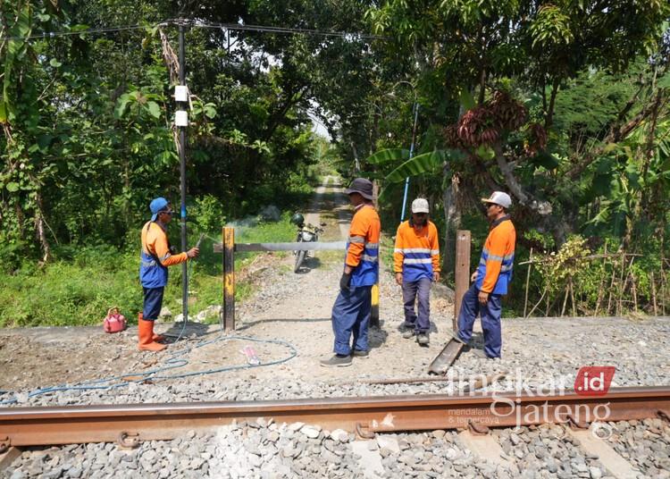 Tekan Kecelakaan, Perlintasan Kereta Api Tak Berpalang di Gubug Grobogan Ditutup 25 Proses penutupan perlintasan kereta api tak berpalang di JPL 46 Km 34+1 jalur Gubug - Karangjati, Desa Milir, Kecamatan Gubug, Kabupaten Grobogan, Selas, 19 Mei 2026. (Mohammad Fahtur Rohman/Lingkarjateng.id)