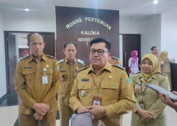 Wali Kota Robby Hernawan menjawab pertanyaan wartawan usai menghadiri Forum Konsultasi Publik (FKP) tentang Layanan Kesehatan yang digelar RSUD Salatiga di Ruang Kaloka, Kantor Setda, Selasa, 26 Mei 2026. (Angga Rosa/Lingkarjateng.id)