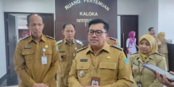 Wali Kota Robby Hernawan menjawab pertanyaan wartawan usai menghadiri Forum Konsultasi Publik (FKP) tentang Layanan Kesehatan yang digelar RSUD Salatiga di Ruang Kaloka, Kantor Setda, Selasa, 26 Mei 2026. (Angga Rosa/Lingkarjateng.id)