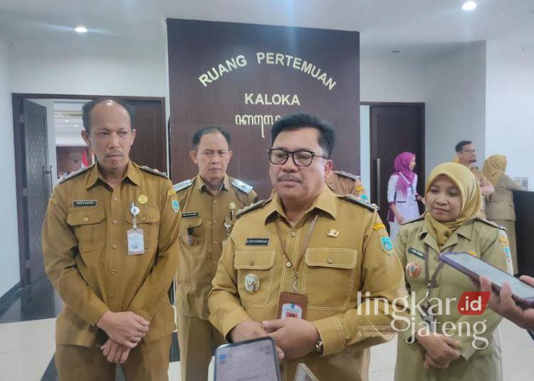 Piutang dari Praktik Titipan Pasien Jadi Beban RSUD Salatiga, Nilainya Capai Rp2,5 Miliar 25 Wali Kota Robby Hernawan menjawab pertanyaan wartawan usai menghadiri Forum Konsultasi Publik (FKP) tentang Layanan Kesehatan yang digelar RSUD Salatiga di Ruang Kaloka, Kantor Setda, Selasa, 26 Mei 2026. (Angga Rosa/Lingkarjateng.id)