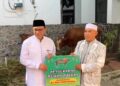 Pelaksana tugas Bupati Pati Risma Ardhi Chandra (kiri) secara simbolis menyerahkan sapi kurban kepada Ketua takmir Masjid Baitunnur Pati Arwani usai salat iduladha pada Rabu, 27 Mei 2026. (dok for Lingkarjateng.id)