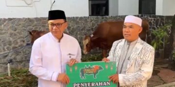 Pelaksana tugas Bupati Pati Risma Ardhi Chandra (kiri) secara simbolis menyerahkan sapi kurban kepada Ketua takmir Masjid Baitunnur Pati Arwani usai salat iduladha pada Rabu, 27 Mei 2026. (dok for Lingkarjateng.id)