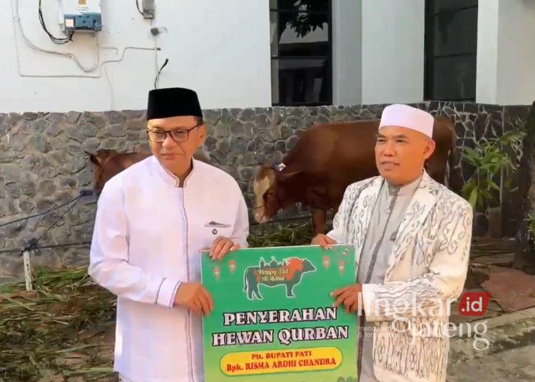 Plt Bupati Chandra Serahkan Sapi Kurban di Masjid Baitunnur Pati 25 Pelaksana tugas Bupati Pati Risma Ardhi Chandra (kiri) secara simbolis menyerahkan sapi kurban kepada Ketua takmir Masjid Baitunnur Pati Arwani usai salat iduladha pada Rabu, 27 Mei 2026. (dok for Lingkarjateng.id)