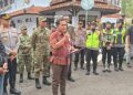 Plt Bupati Pekalongan Janji Tuntaskan Aduan Warga soal Desa Bermasalah 35 Plt Bupati Pekalongan, Sukirman, saat menemui massa demo di depan Kantor Bupati Pekalongan, Jumat, 29 Mei 2026. (Fahri Akbar/Lingkarjateng.id)