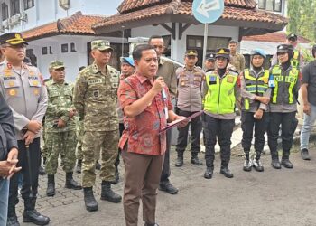 Plt Bupati Pekalongan, Sukirman, saat menemui massa demo di depan Kantor Bupati Pekalongan, Jumat, 29 Mei 2026. (Fahri Akbar/Lingkarjateng.id)