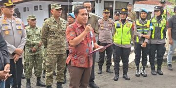 Plt Bupati Pekalongan Janji Tuntaskan Aduan Warga soal Desa Bermasalah 10 Plt Bupati Pekalongan, Sukirman, saat menemui massa demo di depan Kantor Bupati Pekalongan, Jumat, 29 Mei 2026. (Fahri Akbar/Lingkarjateng.id)