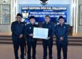 Plt. Bupati Pekalongan Sukirman bersama sejumlah Pimpinan DPRD Pekalongan melakukan serah-terima persetujuan Raperda Pelestarian dan Pengelolaan Cagar Budaya di gedung dewan setempat, Rabu, 13 Mei 2025. (Fahri Akbar/Lingkarjateng.id)