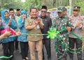 TMMD di Sawangan Pekalongan Bangun Jalan Penghubung 3 Desa 35 Plt Bupati Pekalongan, Sukirman, saat meresmikan pembangunan jalan hasil program TMMD Sengkuyung II di Desa Sawangan, Kecamatan Doro, Kabupaten Pekalongan, Kamis, 21 Mei 2026. (Fahri Akbar/Lingkarjateng.id)