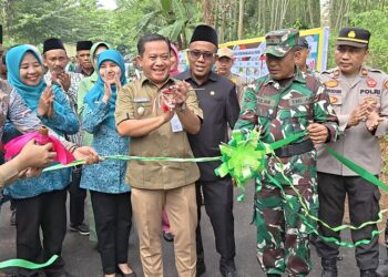 Plt Bupati Pekalongan, Sukirman, saat meresmikan pembangunan jalan hasil program TMMD Sengkuyung II di Desa Sawangan, Kecamatan Doro, Kabupaten Pekalongan, Kamis, 21 Mei 2026. (Fahri Akbar/Lingkarjateng.id)