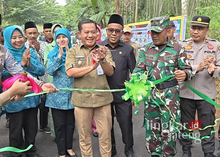 TMMD di Sawangan Pekalongan Bangun Jalan Penghubung 3 Desa 25 Plt Bupati Pekalongan, Sukirman, saat meresmikan pembangunan jalan hasil program TMMD Sengkuyung II di Desa Sawangan, Kecamatan Doro, Kabupaten Pekalongan, Kamis, 21 Mei 2026. (Fahri Akbar/Lingkarjateng.id)