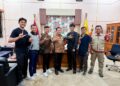 Plt Bupati Pekalongan, Sukirman, berfoto bersama anggota Duta Petani Milenial (DPM) usai kegiatan silaturahmi di Kantor Wakil Bupati Pekalongan, Jumat, 22 Mei 2026. (Fahri Akbar/Lingkarjateng.id)