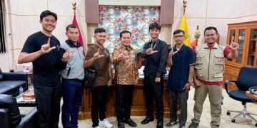 Plt Bupati Sukirman Serap Aspirasi Duta Petani Milenial Pekalongan 12 Plt Bupati Pekalongan, Sukirman, berfoto bersama anggota Duta Petani Milenial (DPM) usai kegiatan silaturahmi di Kantor Wakil Bupati Pekalongan, Jumat, 22 Mei 2026. (Fahri Akbar/Lingkarjateng.id)